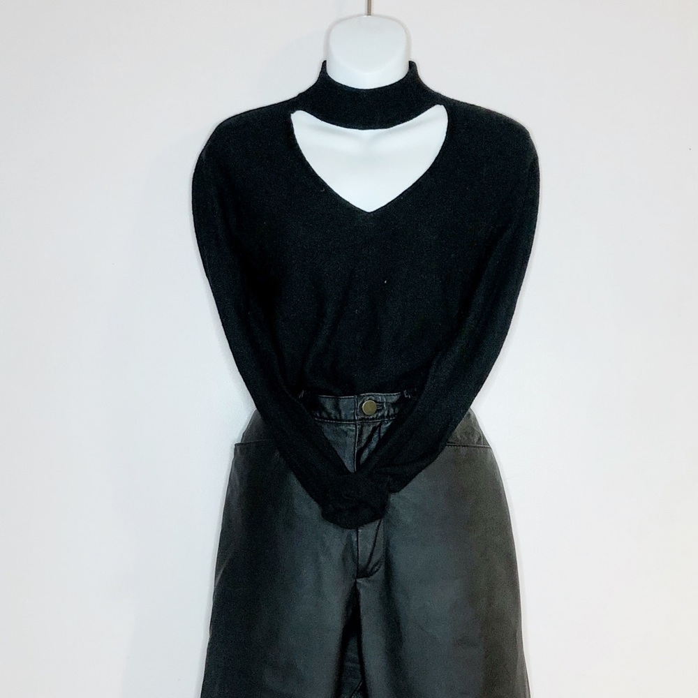 BABATON CUT OUT HIGH NECK